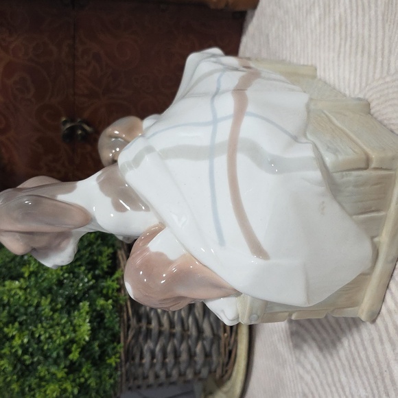 Lladro Dogs in Basket Porcelain Figurine - Picture 7 of 7